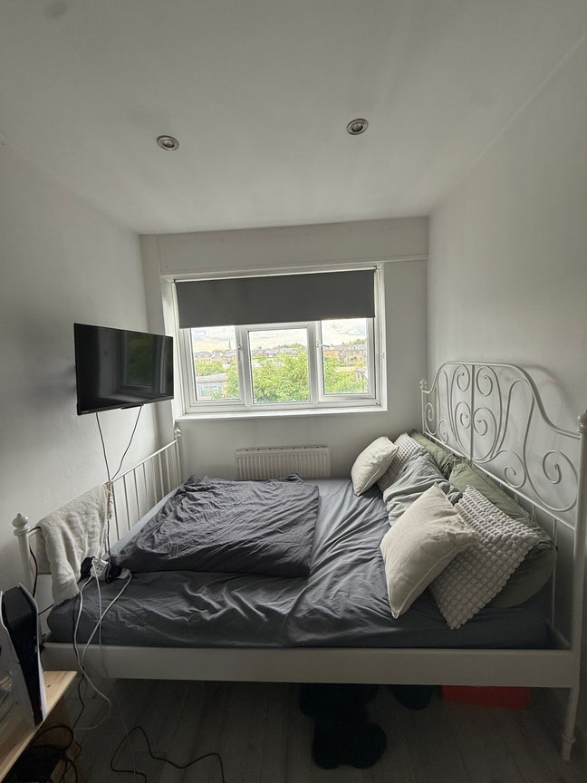 Room available in Clapham North Main Photo