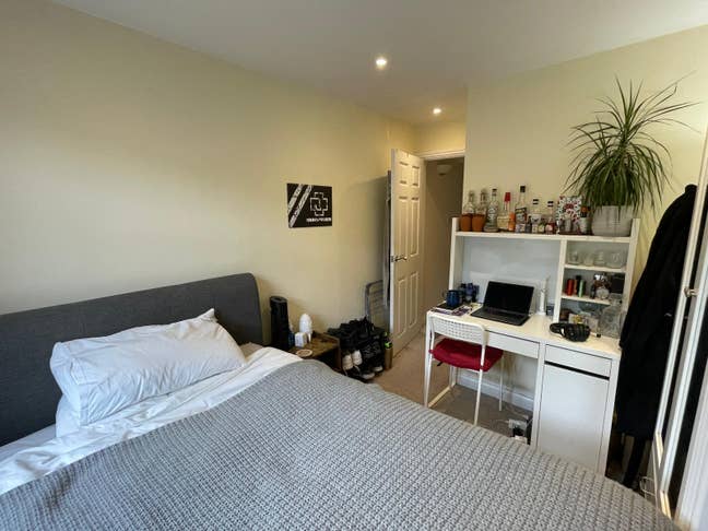 Double Room in Professional Guildford Townhouse  Main Photo