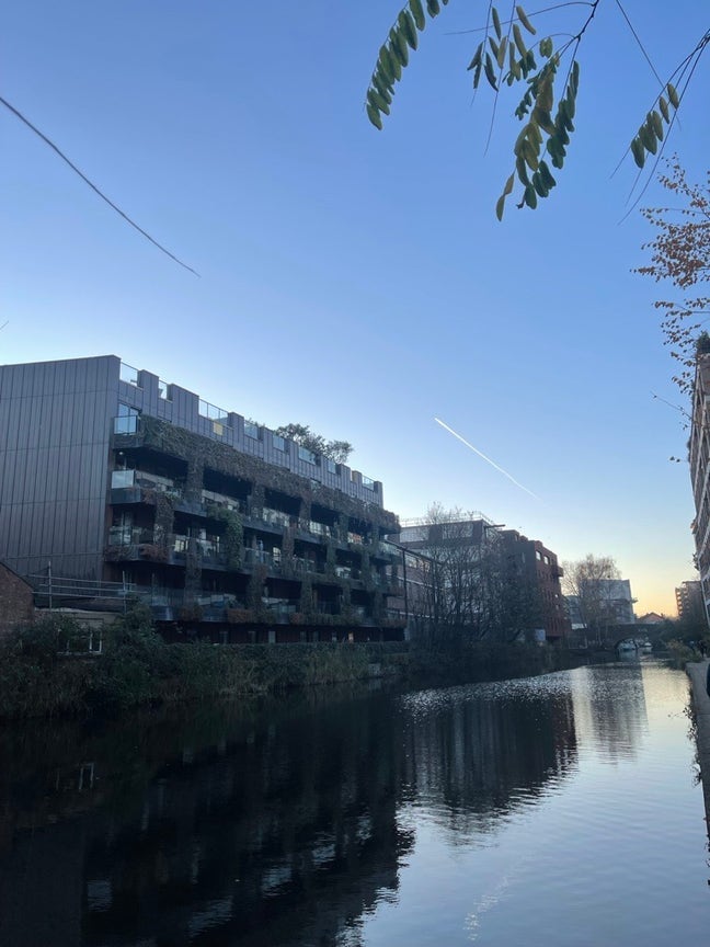 Ensuite Room in Canal-Side Flat – Hackney Main Photo