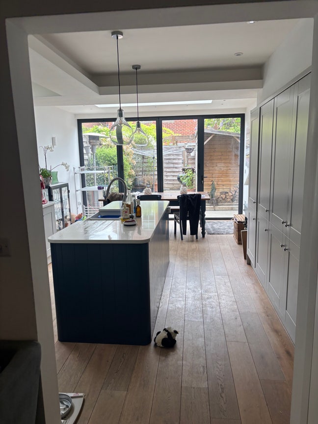 Bright Double Room in Friendly Family Home  Main Photo