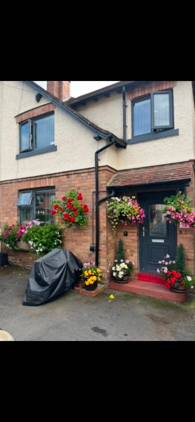 Single En-suite room quiet house in Shrewsbury  Main Photo