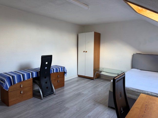 Bedroom Very Near Ibrox Underground Station Main Photo