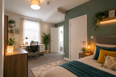 En-Suite in Stylish House HD1 - viewing today! Main Photo