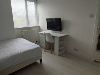 Modern city centre bedroom  Main Photo