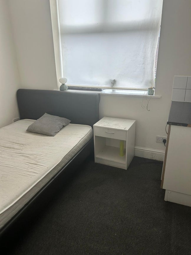 Spacious one bed ensuite Main Photo
