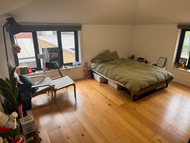 Huge double room in loft style flat Main Photo