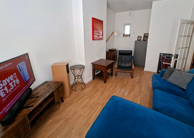 Very large double room shared spaces cleaned weekl Main Photo