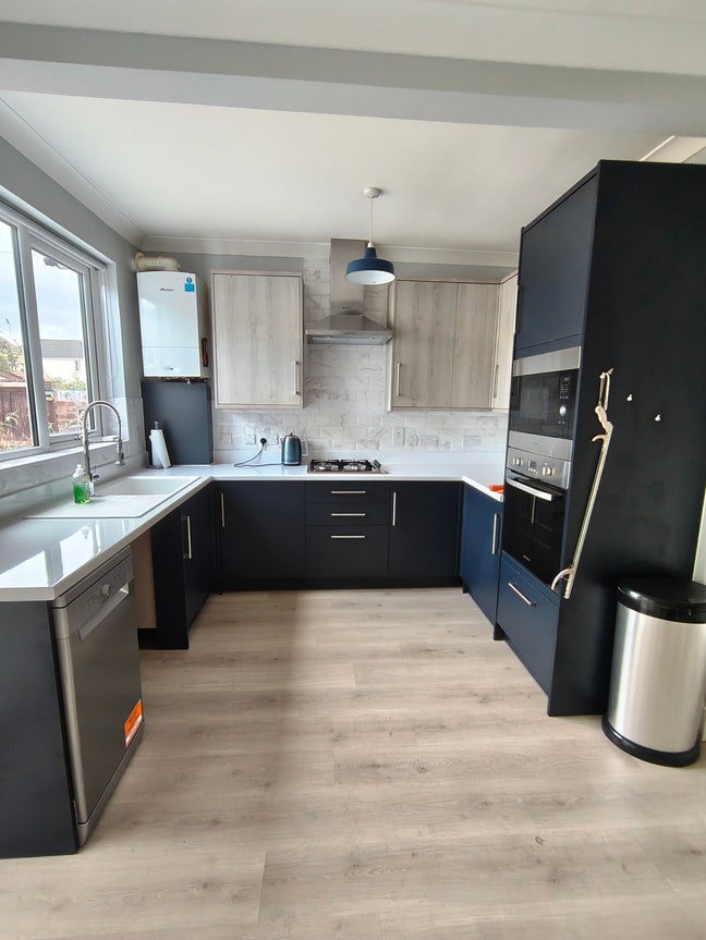 Rooms to Rent in Bungalow, 7 mins walk to Station. Main Photo