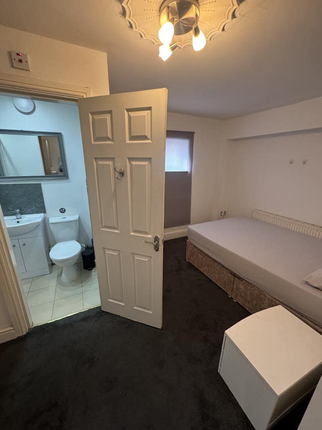 Ensuite double room with kitchenette in central MK Main Photo