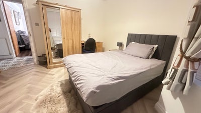 Nice bright room in modern home Main Photo