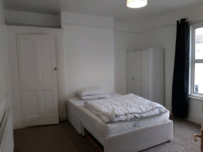 Large Double Bedroom includes bills @ 1st OF JUNE Main Photo