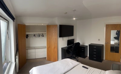 Large Doubles 3 minutes walk to Queens Hospital  Main Photo