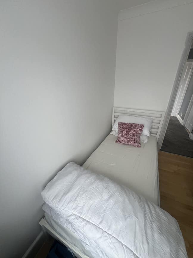 Room for rent in cranford Main Photo