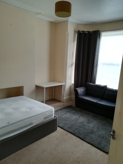 LARGE ROOM in lovely street Main Photo