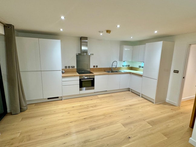 Bright, Top floor, 2 Double Bedroom flat  Main Photo