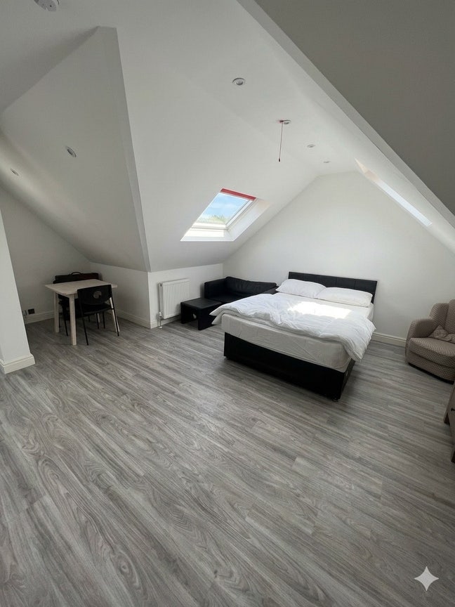 Studio flat fully equipped /All bills included Main Photo