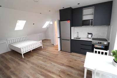 Ultra modern studio in North Ealing Main Photo