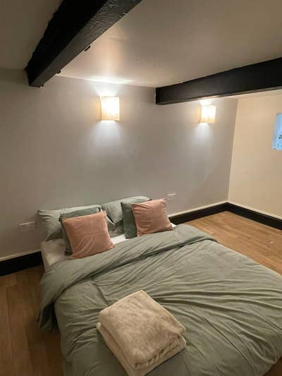 Massive basement room - unsuite Main Photo
