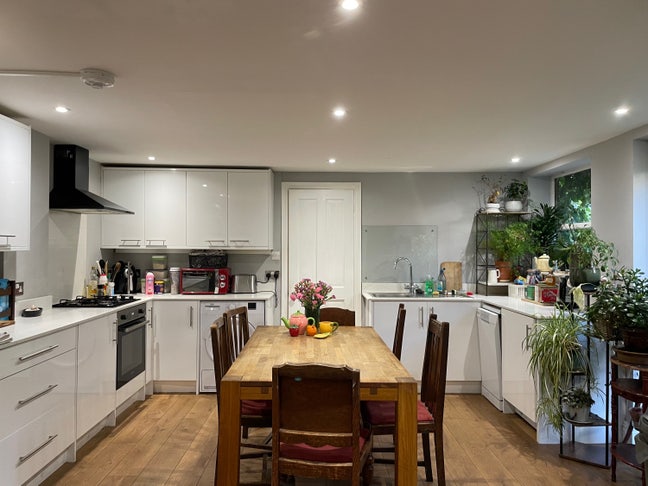 Bright double room in north London cottage Main Photo