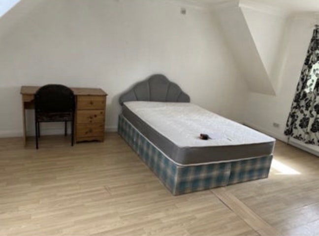 Large room available  Main Photo