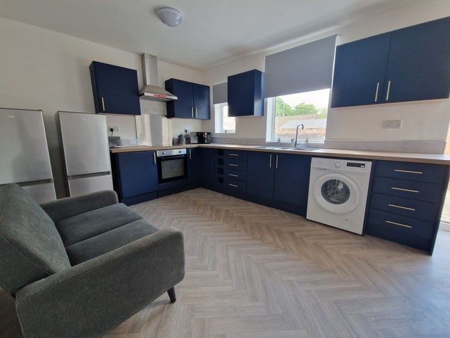  Modern 4-Bed Professional Shared Fully Furnished  Main Photo