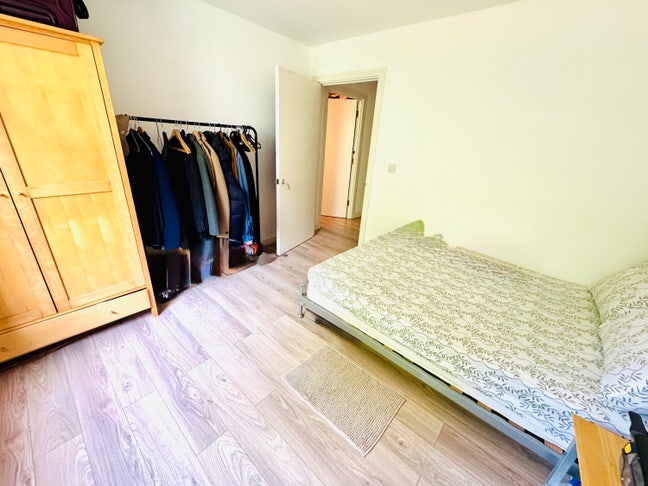  Large Double Size Room Available near greenwich  Main Photo