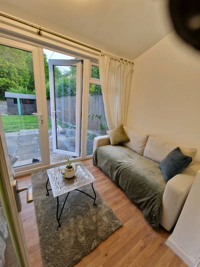 Single newly furnished room Main Photo