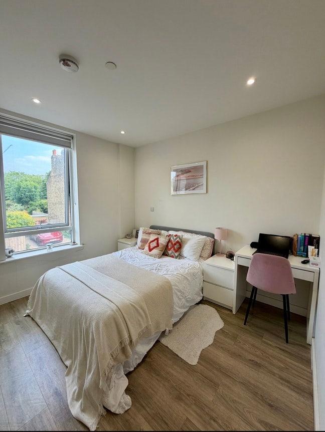 Ensuite double bedroom available in Putney Main Photo