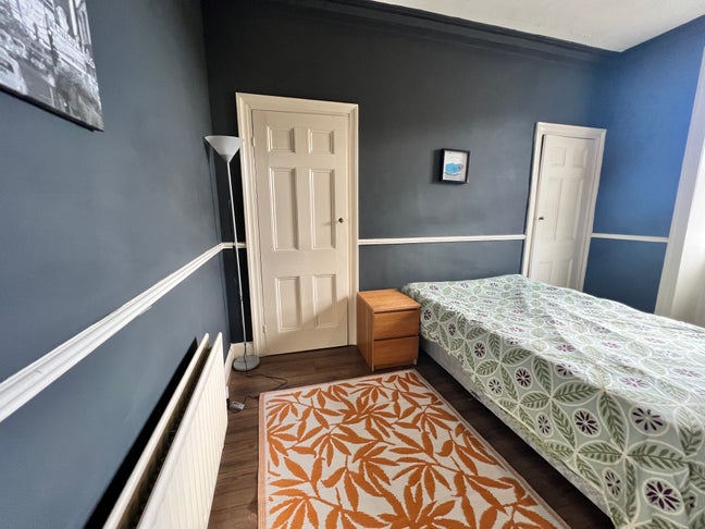 **Large Bright Room in a Fantastic Location ** Main Photo