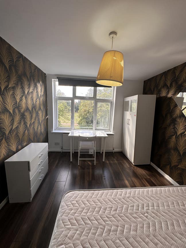 Double Room At Mile End All bills included  Main Photo