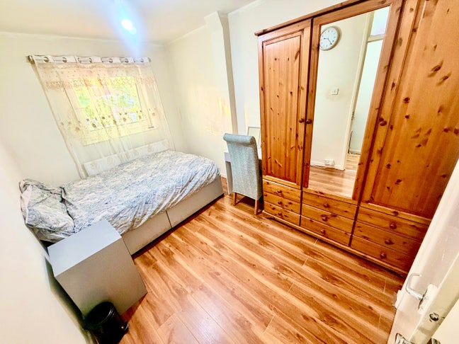 Double bedroom Near Bow Road E3 Main Photo