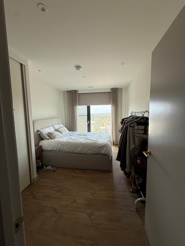 Large Ensuite Room with gym, coworking space &more Main Photo