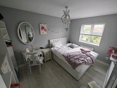 King-size bedroom in 2 bed house near the station Main Photo