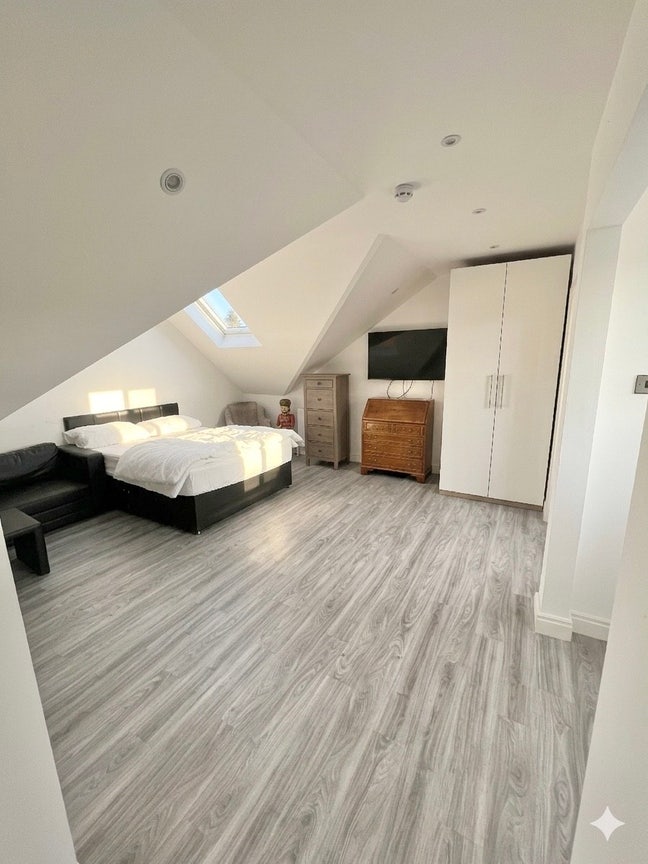 Studio flat fully equipped /All bills included Main Photo