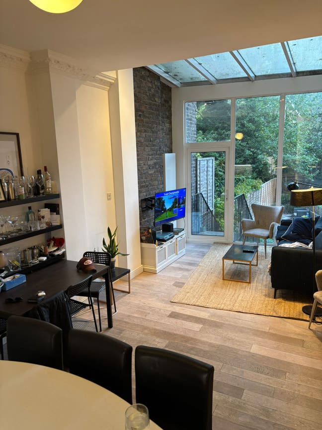 Large Room Available in Earls Court/Kensington  Main Photo