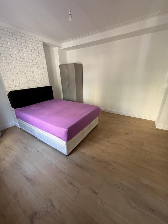 Large double room available 1st July 🌺  Main Photo