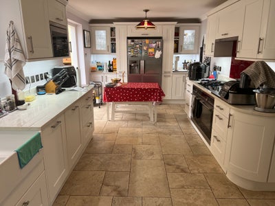 Lovely large room with king size bed Main Photo