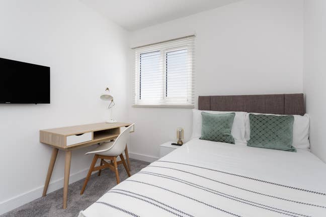 En-Suite Room Available Now -  PO3 Main Photo