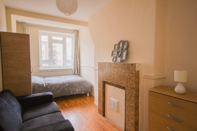 Comfortable Single Room-All Bills Included!! Main Photo