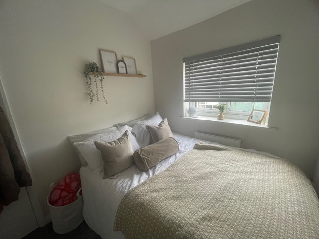 Furnished room for professional Main Photo
