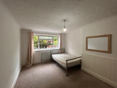  Beautiful Rooms Horley CASA C Main Photo