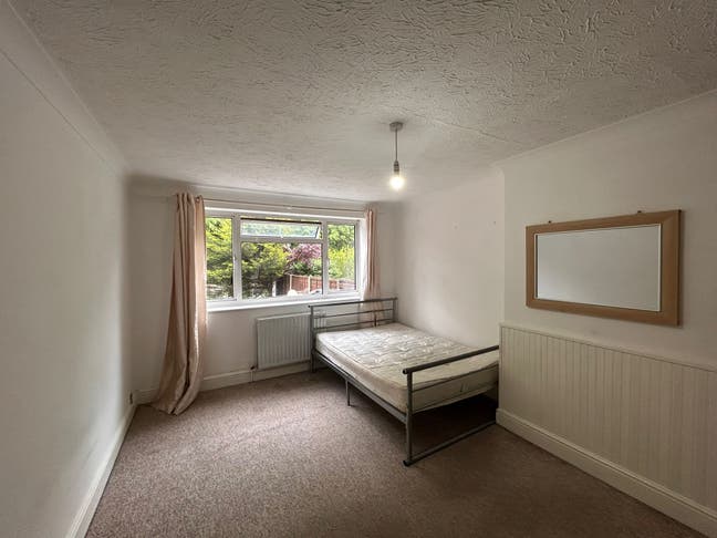  Beautiful Rooms Horley CASA C Main Photo