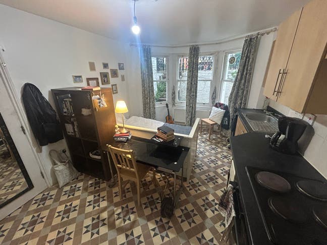 Studio Flat in West Kensington Main Photo