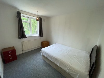 3 beautiful rooms close to Elizabeth line!  Main Photo