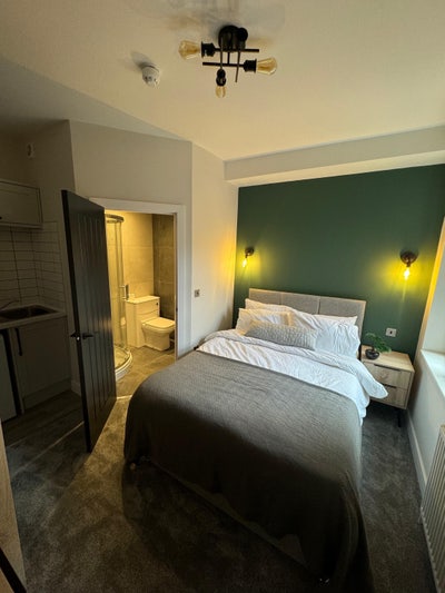 Stunning Studio Room in Newcastle-Under-Lyme Main Photo