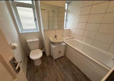 2 double rooms available in a 3 bed flat! Main Photo
