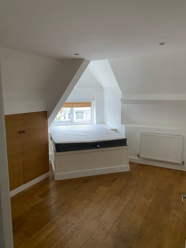 Large double room in modern loft conversion flat Main Photo