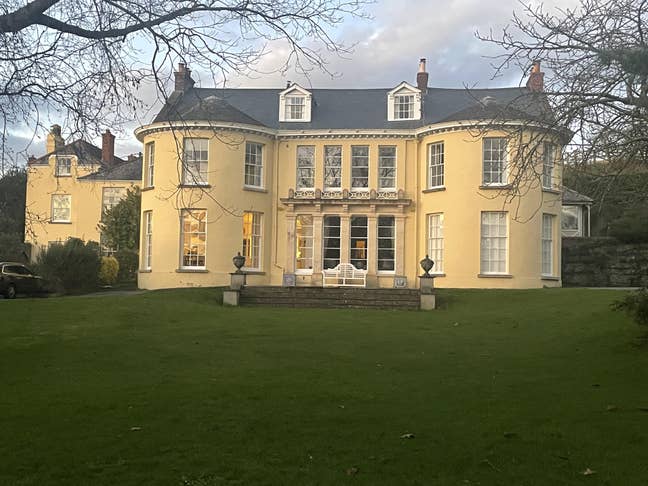 Super-king rooms in Large Georgian Village House Main Photo
