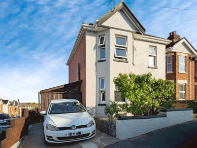4 bed 2 bathroom Detached House - Short term Let Main Photo