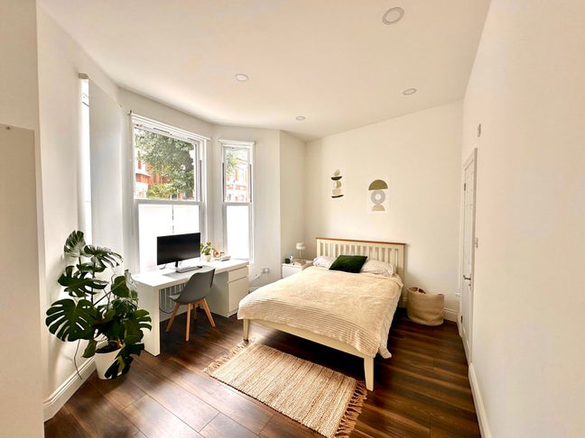 Luxury Ensuite Available Immediately Main Photo